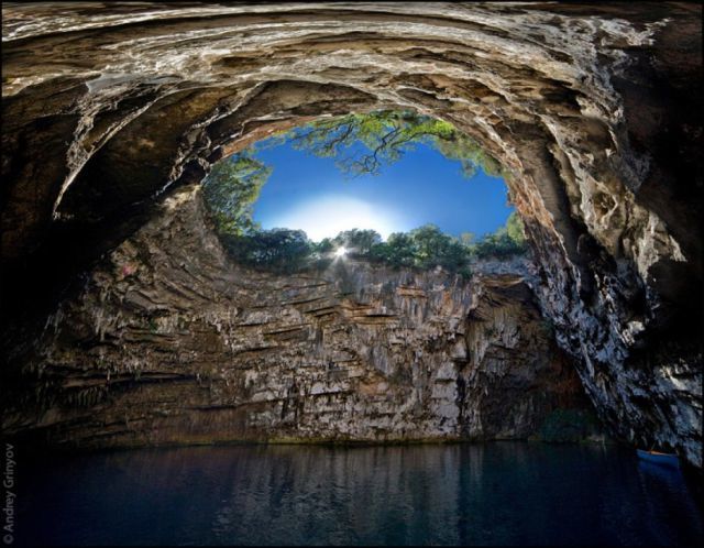 melissani jaskyna