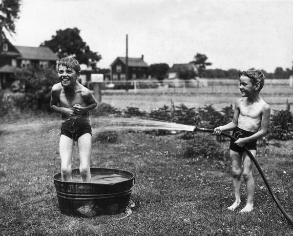 Historické fotografie, ktoré vám ukážu ako vyzeralo leto pred internetom