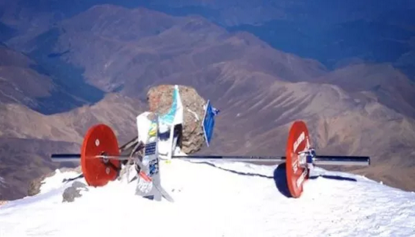 powerlifter-climbs-mountain-4