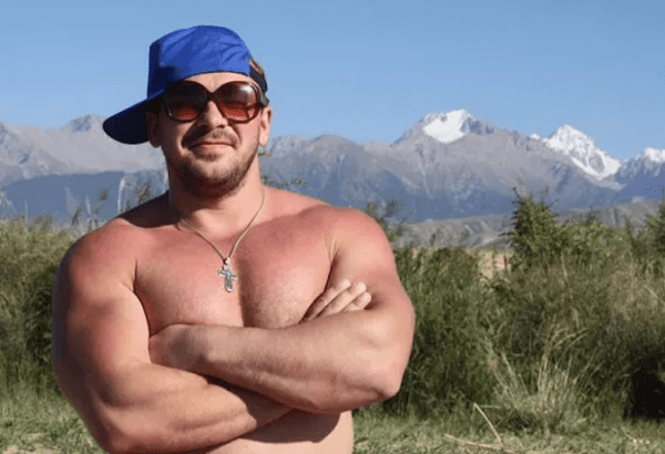 powerlifter-climbs-mountain-5