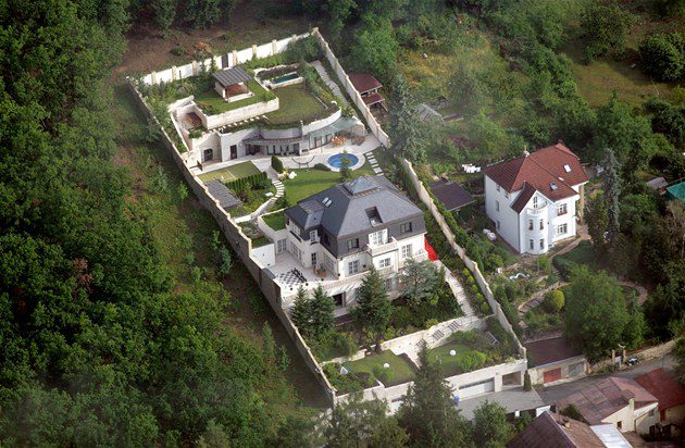 Krejčířova luxusní rezidence v Černošicích u Prahy