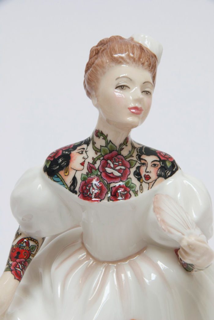 Umelkyňa „tetuje“ tradičné porcelánové bábiky