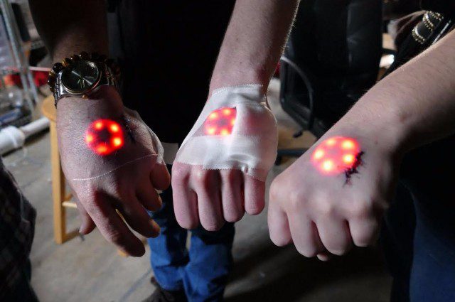 Bio-hackeri si do rúk vkladajú LED diódy