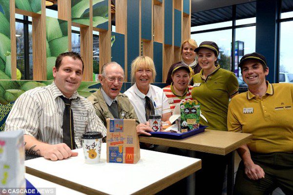 Zamestnanci McDonaldu usporiadali tajnú oslavu pre 93-ročného dôchodcu, ktorý tam od roku 2013 chodí každý deň
