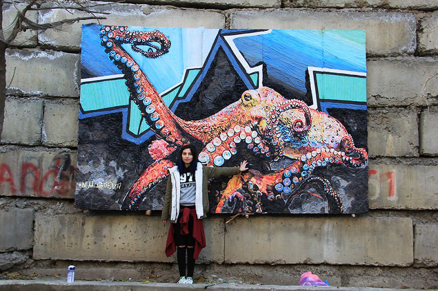 Vytvára Street Art len pomocou plastových tašiek – upozorňuje tak na potrebu recyklovania