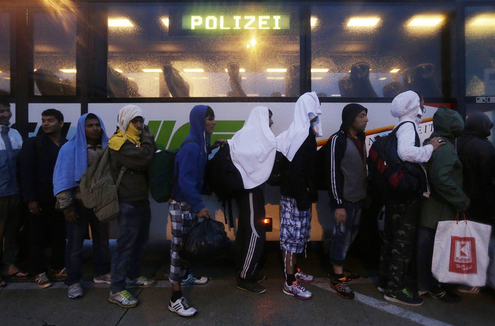 Bavorskému politikovi došla trpělivost! Merkelové vypravil autobus s uprchlíky