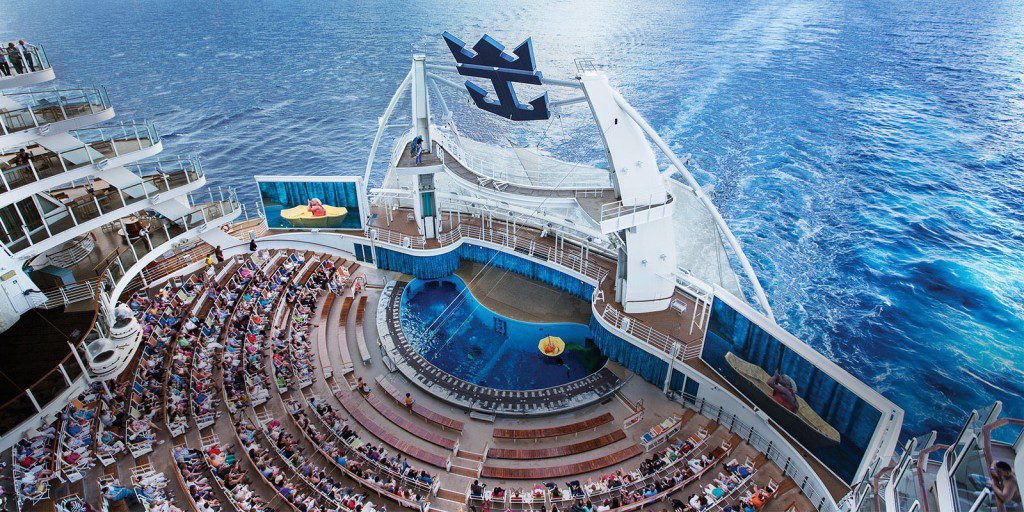 Kino, přírodní park, bar, kde vás obslouží roboti. Harmony of the Seas je jedním ze symbolů luxusu dnešních zaoceánských lodí