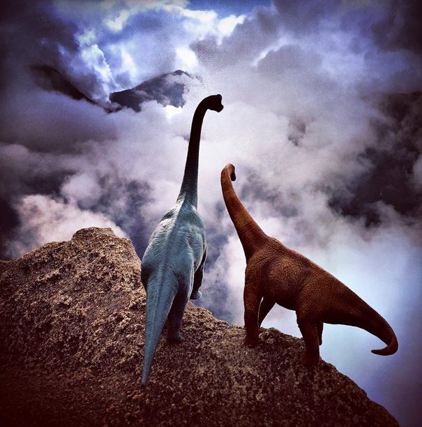 Fotograf vylepšil svoje fotky z dovolenky dinosaurami