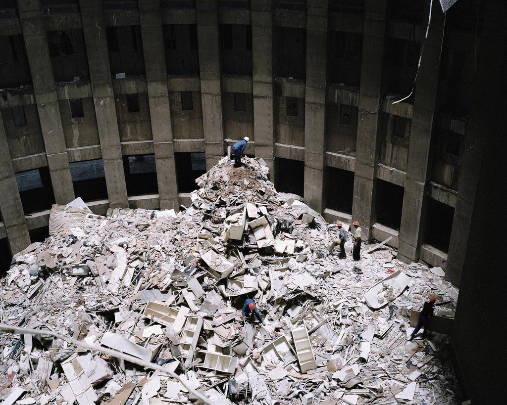 Mikhael Subotzky et Patrick Waterhouse Sans titre II, Ponte City, Johannesburg, 2008. Avec l'aimable autorisation de Mikhael Subotzky, Patrick Waterhouse et de la Galerie Goodman. -- Mikhael Subotzky and Patrick Waterhouse Lift Portrait 3, Ponte City, Johannesburg, 2008. Courtesy of Mikhael Subotzky, Patrick Waterhouse and Goodman Gallery.