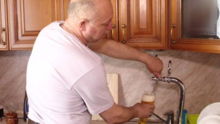 Ruská vynalézavost znovu překonala své hranice. Muž si do kuchyně zavedl pivovod