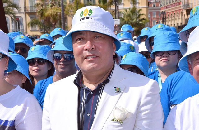 Šéf snů. Čínský miliardář zaplatil 2500 zaměstnancům šestidenní dovolenou v Evropě