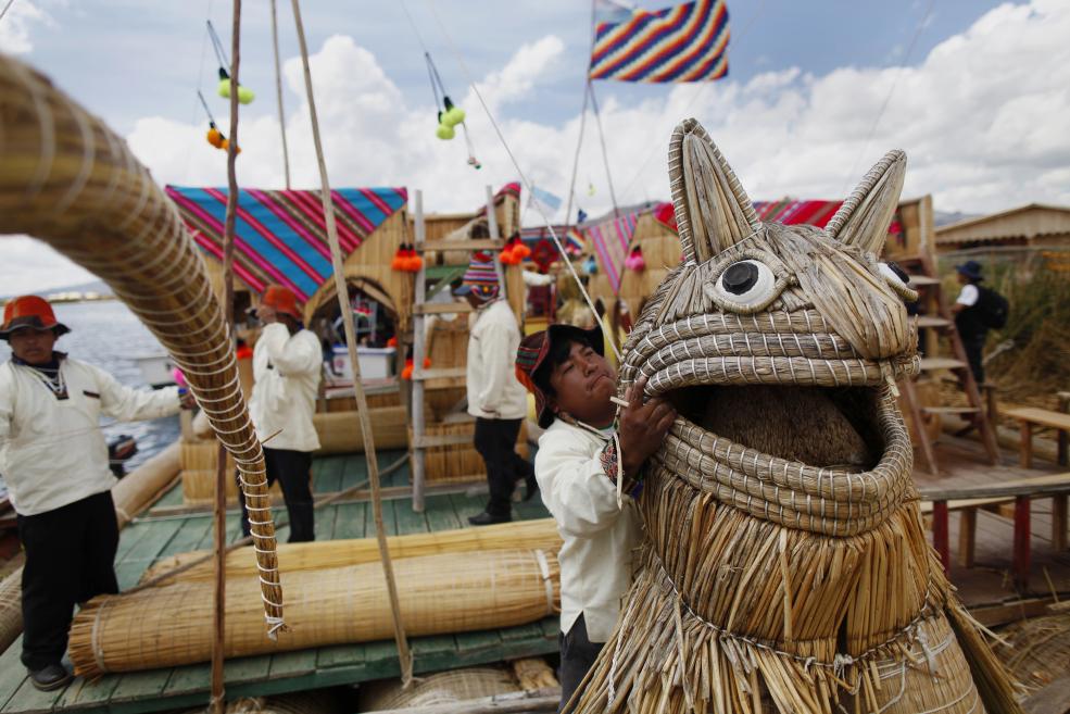 Andský muž pripravuje plť na brehu ostrova na jazere Titicaca, (REUTERS / Enrique Castro-Mendivil)