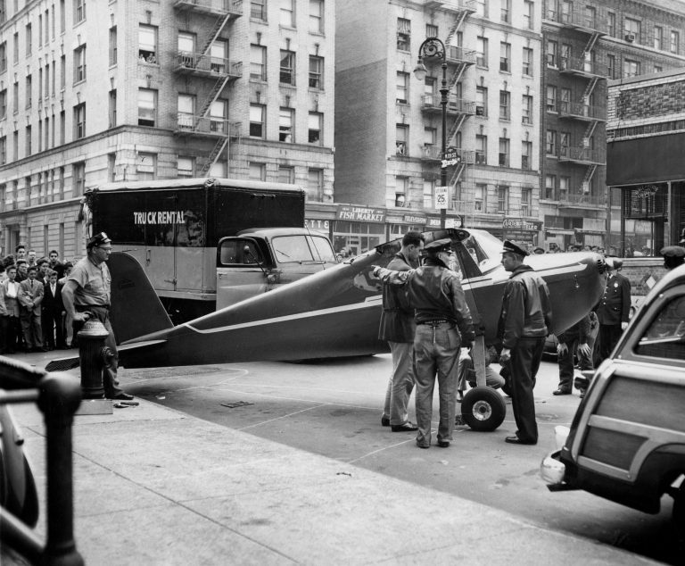 Pilot pristál na ulici v Manhattane priamo pred barom