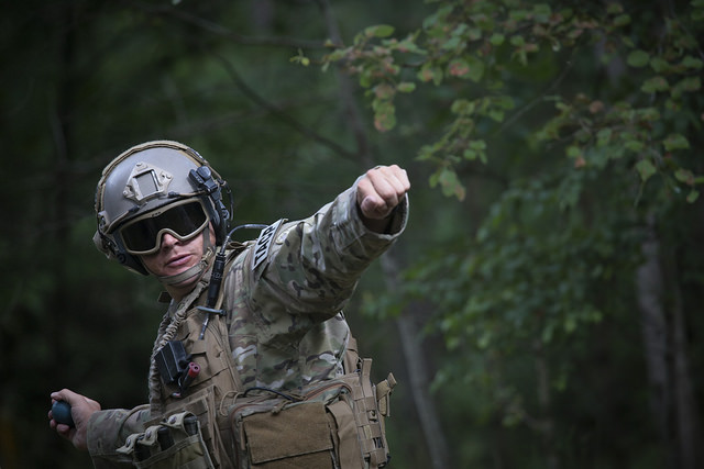 Čo robiť ak stojíte zoči-voči granátu? Odpovedá vojnový veterán.