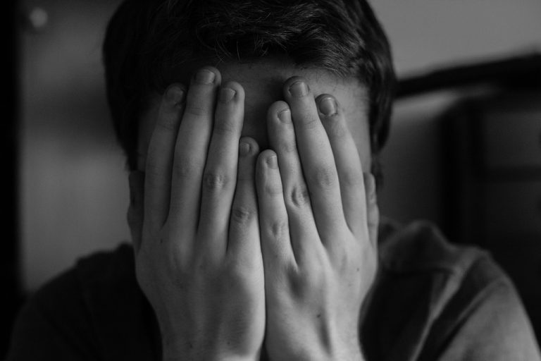Trápite sa zo zažívania negatívnych emócií? Podľa psychológov nás môžu urobiť zdravšími