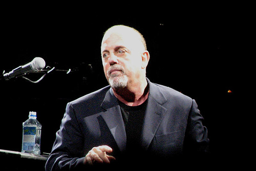 Billy Joel nenávidí keď na neho z prvej rady pozerajú znudení zbohatlíci, preto sa s týmito miestami rozhodol spraviť čosi iné