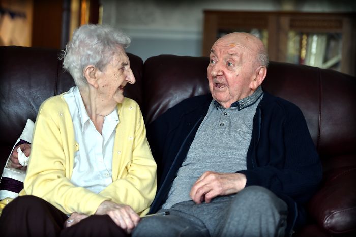 98 ročná mama sa presťahovala do domava dôchodcov za svojim synom pretože: „Matka nikdy neprestane byť matkou“