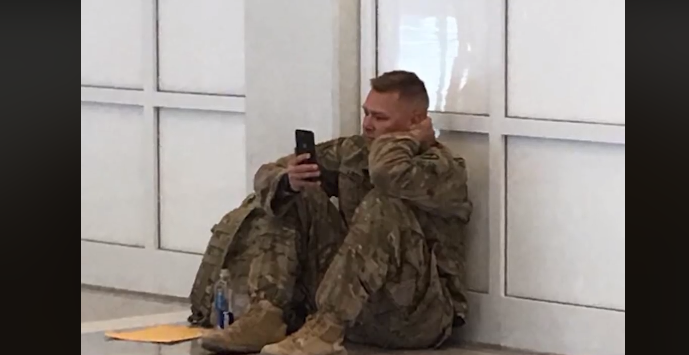Let meškal, a tak sa vojak pozeral na pôrod svojej manželky prostredníctvom živého videa
