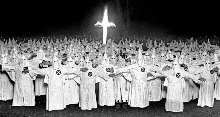 Černoch, ktorý nazbieral 200 plášťov KKK od samotných členov obávanej skupiny