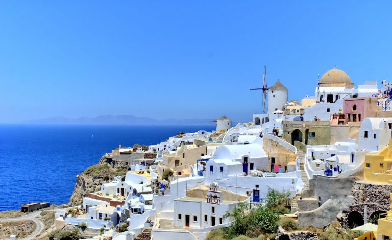 Rýchly tip: nádherný grécky ostrov Santorini teraz iba za 87€ tam aj späť dokopy!