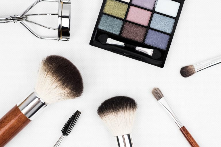 Žena kvôli veku pomaly stráca zrak. Jej muž preto absolvoval kurzy, robí jej make-up a maľuje ju