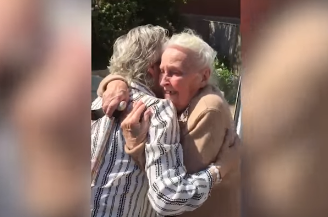 Dojemný moment dvoch sestier s Alzheimerovou chorobou, ktoré sa stretli po 15 rokoch. A okamžite sa spoznali