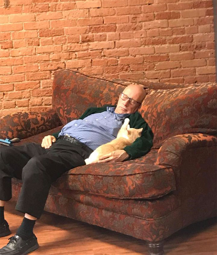 Pozrite sa na tohto starčeka, vďaka ktorému prijíma útulok viac darov. Dôvod vás dostane