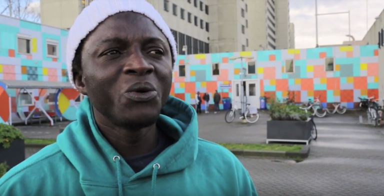 Migrantom poskytli prácu a väzenie zmenili na nespoznanie len s použitím farby