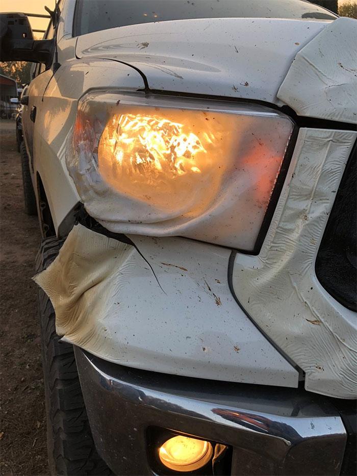 Lekári ošetrovali ľudí na ulici, pretože požiar pohltil nemocnicu. A pozrite sa, ako dopadlo auto, ktoré zachránilo ľudský život