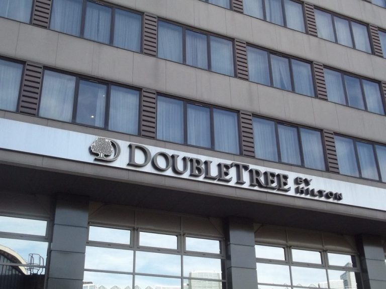 V luxusnom hoteli Hilton poskytnú absolútne bezplatnú jednu noc a štedrovečernú večeru pre 28 bezdomovcov