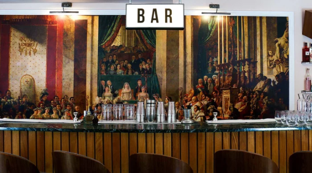 Hotel má síce iba jedinú izbu, no nájdete tam 3 bary a whiskey tečie potokom
