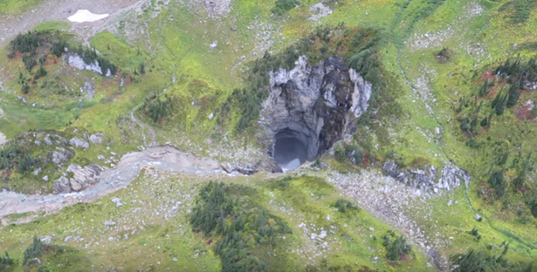 Našli obrovskú jaskyňu uprostred ničoho a jediný vhodný čas na jej preskúmanie je september