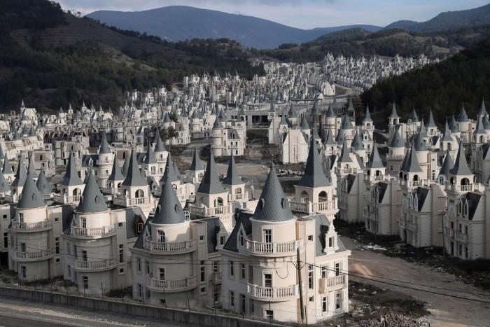 Postavili stovky víl na obraz zámkov z Disneyho rozprávok, no nevedno dokedy z toho bude mesto duchov
