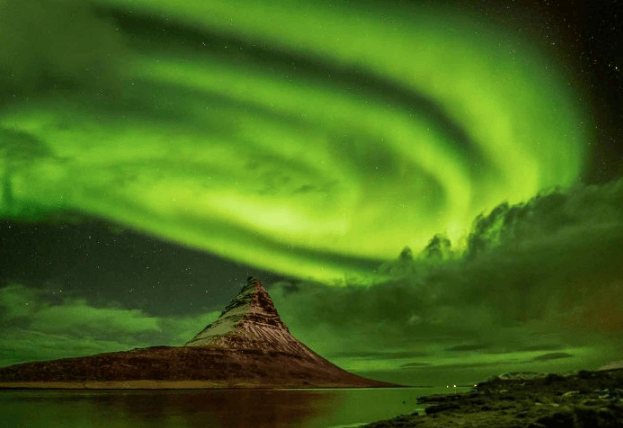Fotografovi sa podarilo zachytiť jedinečné prírodné predstavenie nad známou islandskou horou Kirkjufell