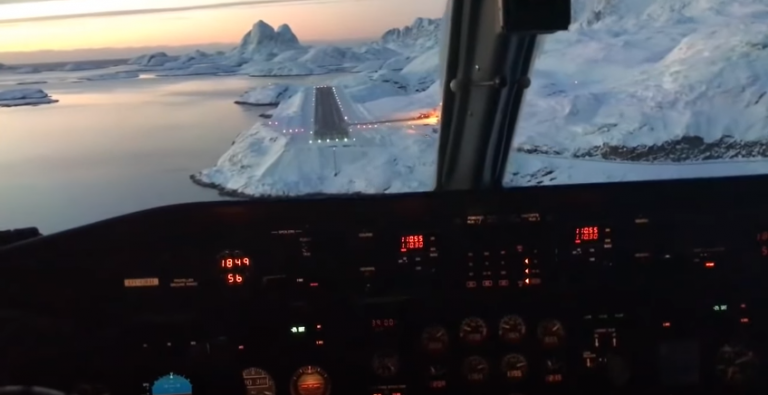 Pilot natočil jedinečné video z pristávania lietadla na impozantnom grónskom letisku