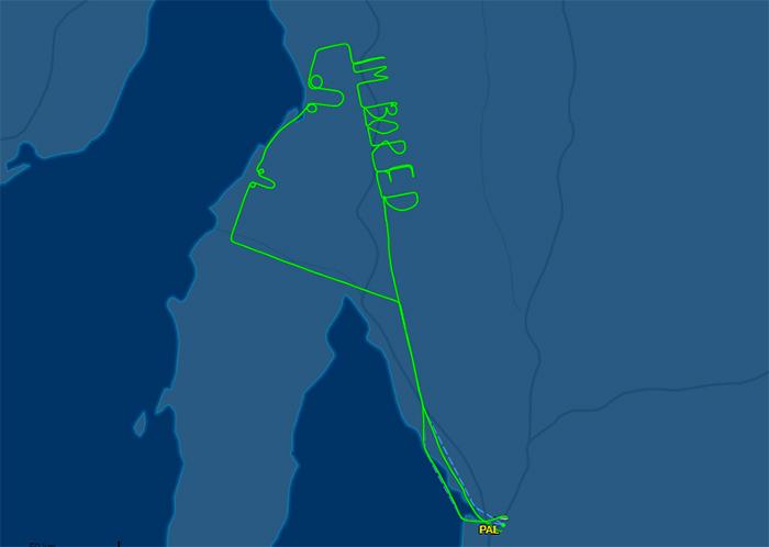 Pilot bol počas 2-hodinového skúšobného letu taký znudený, že na oblohe zanechal originálny odkaz