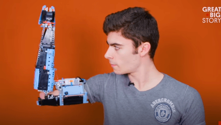 Narodil sa bez paže a už ako 9-ročný si ju dokázal vyrobiť z lego stavebnice. Dodnes vyrobil ďalšie tri a každá je lepšia ako tá predošlá
