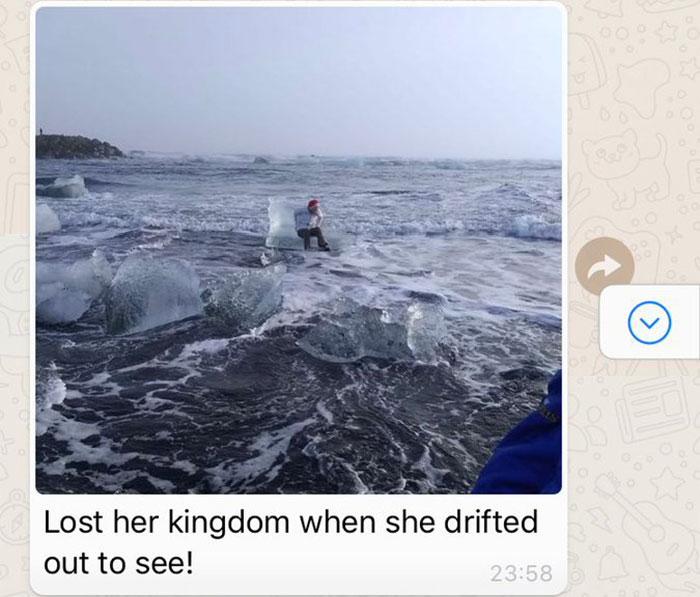 Staršia žena si sadla na kus ľadu, aby mala peknú fotografiu. Vtedy ešte netušila, že ju vlna unesie do mora