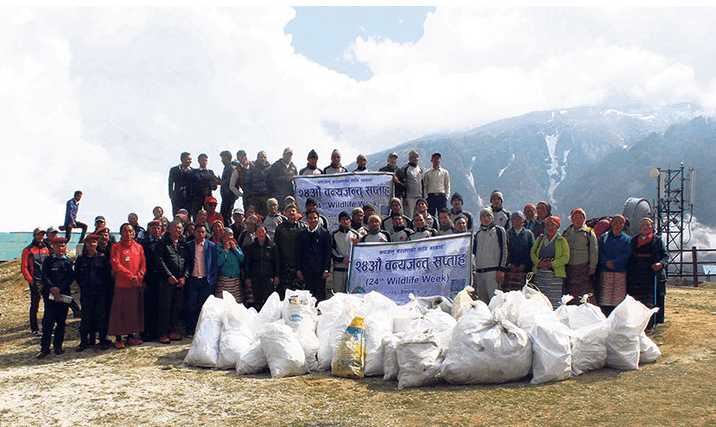 Nepálska armáda konečne vyčistila Mount Everest od vyše 2 ton odpadu!