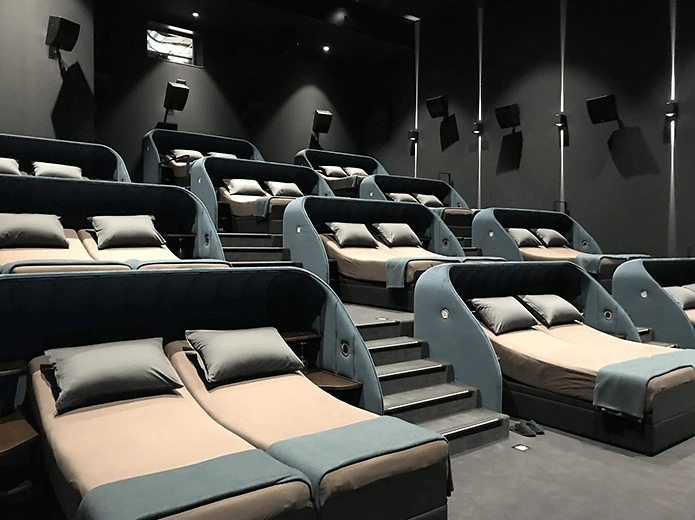 Švajčiari posunuli kino na úplne inú úroveň – miesto sedačiek tam nájdete postele či pohovky!