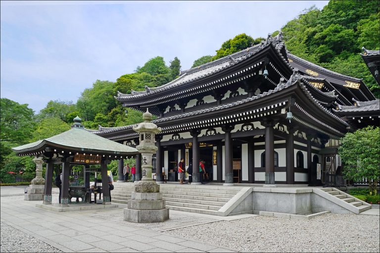 Mesto Kamakura požiadalo turistov, aby počas chôdze nejedli