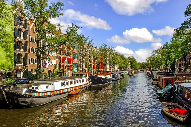 Amsterdam už nezvláda nápory turistov a orgány mesta sa tak rozhodli konať