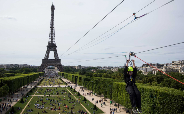 Nezmeškajte šancu vyskúšať si zipline dráhu, ktorá sa na Eiffelovu vežu vrátila po 2 rokoch, no bude tam len pár dní!