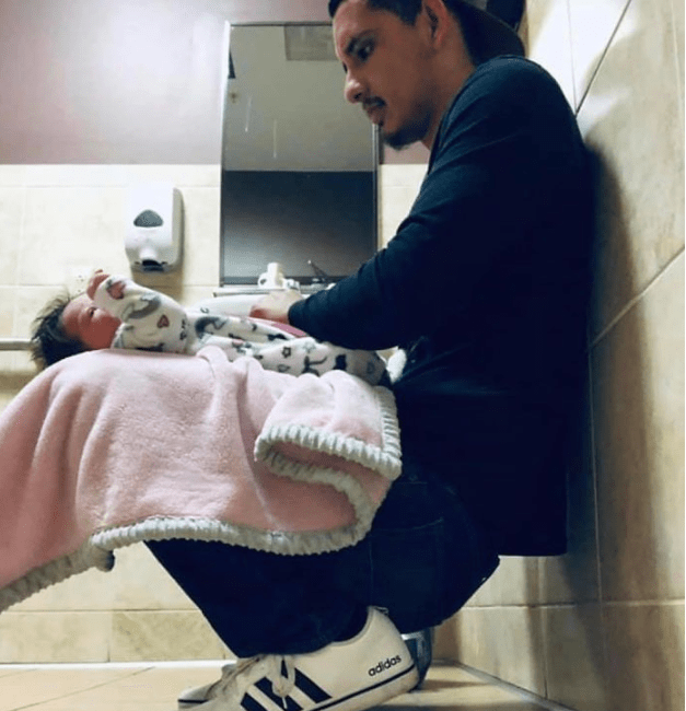 Značka Pampers reaguje na fotografie oteckov, ktorí prebaľujú svoje deti na kolenách naozaj chvályhodne