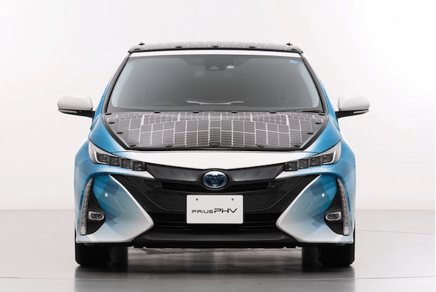 Toyota v týchto dňoch testuje vozidlo, ktoré má namiesto klasickej batérie solárne panely
