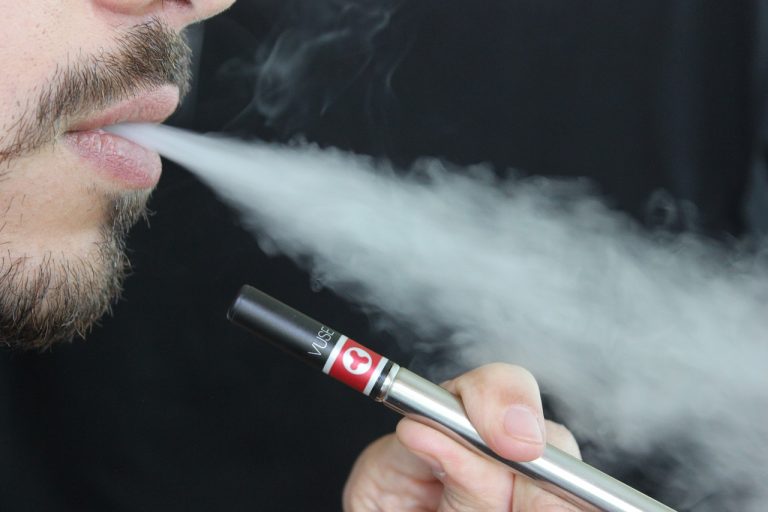 Kúpil si lacnú náplň do elektronickej cigarety a teraz leží v kóme. Nevedno či sa ešte niekedy úplne zotaví