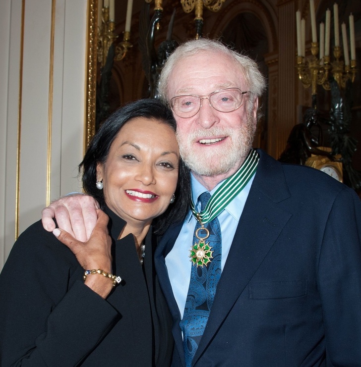 Pred 46 rokmi videl Michael Caine v reklame dievča, vyhľadal ju a oženil sa s ňou – ona mu neskôr zachránila život