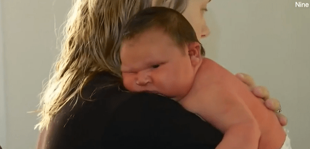 Matka porodila dcérku, ktorá vážila neuveriteľných 5,88 kilogramov! Ľudia sa pri nej zastavujú s úžasom
