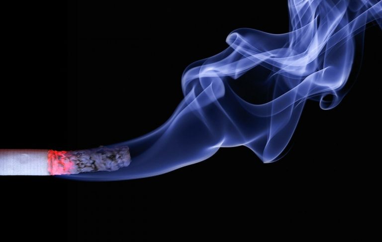 V Amerike si už mladší ľudia ako 21 rokov cigarety ani elektronické cigarety nekúpia