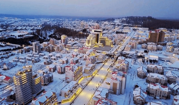 V Severnej Kórei slávnostne uviedol novovybudované mesto s temným pozadím samotný Kim Čong-un